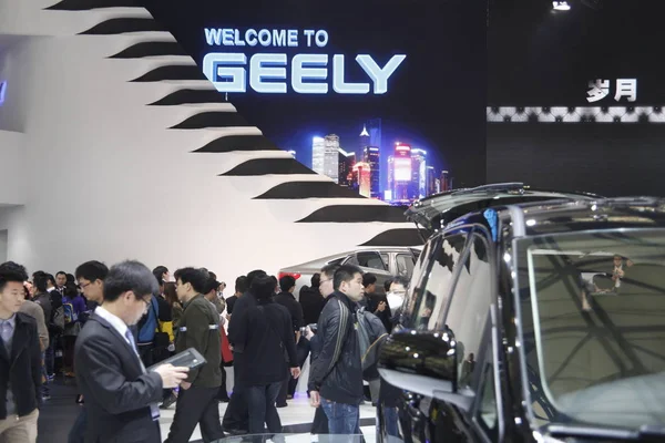 Datei Menschen Besuchen Den Stand Von Geely Während Der Shanghai — Stockfoto