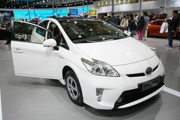 Besökare Prova Toyota Prius Hybrid Bil Den Shanghai Internationella Bilindustrin — Stockfoto