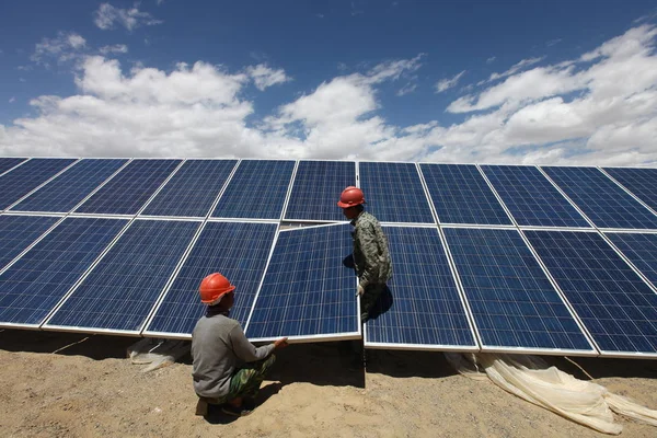 Trabajadores Chinos Instalan Panel Solar Una Central Fotovoltaica Aldea Aleteng — Foto de Stock