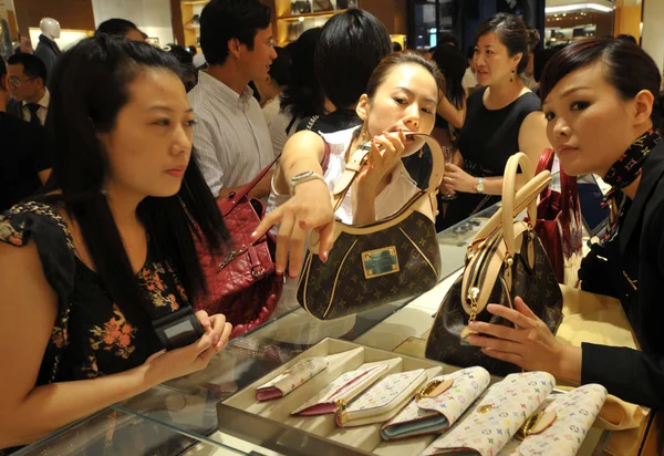 Las Mujeres Chinas Compran Bolsos Billeteras Otros Productos Louis Vuitton —  Fotos de Stock