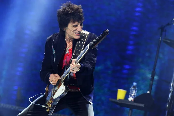 Ronnie Wood Angielski Wokalista Zespołu Rolling Stones Wykonuje Koncercie Swojej — Zdjęcie stockowe