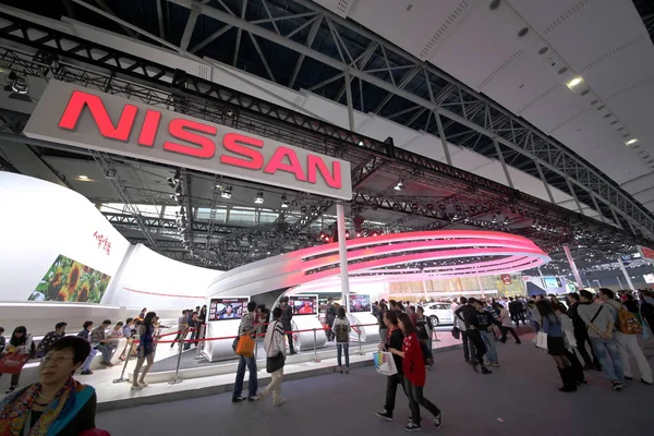 Besucher Bevölkern Den Stand Von Nissan Während Der Internationalen Automobilausstellung — Stockfoto