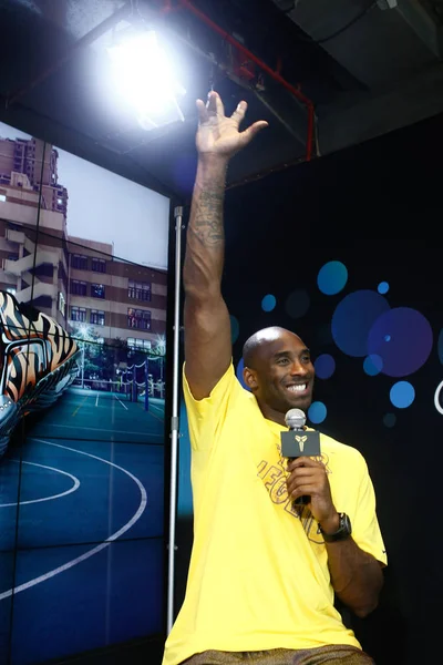 Star Nba Kobe Bryant Saluta Fan Durante Intervista Evento Basket — Foto Stock