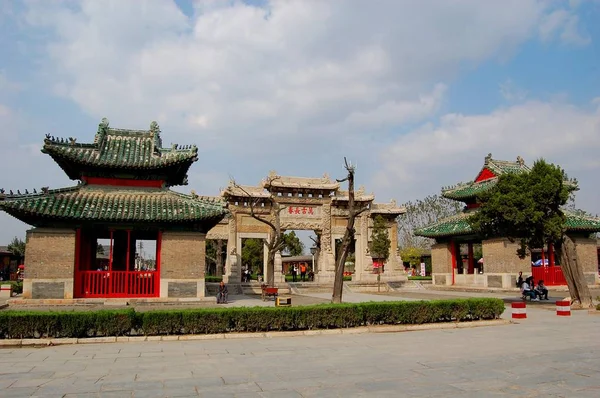 Вид Мемориальную Арку Ван Чан Чун Кладбище Конфуция Конг Лин — стоковое фото