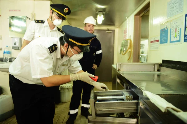 Maske Takan Çinli Karantina Memurları Uçak Gemisi Qingdao Qingdao Limanı — Stok fotoğraf