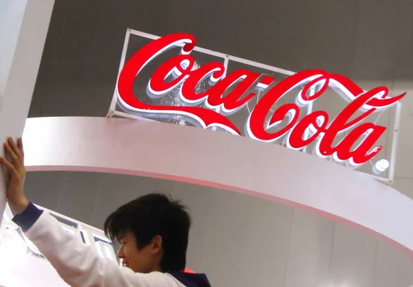 Een Bezoeker Wordt Gezien Stand Van Coca Cola Tijdens Een — Stockfoto