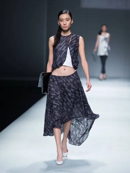 Modelo Exibe Uma Nova Criação Designer Zhu Wen Desfile Moda — Fotografia de Stock