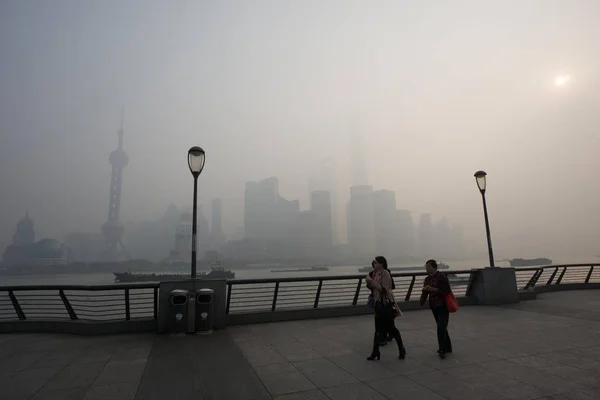 2014年11月12日 在中国上海 妇女们冒着浓烟参观了外滩的长廊 — 图库照片