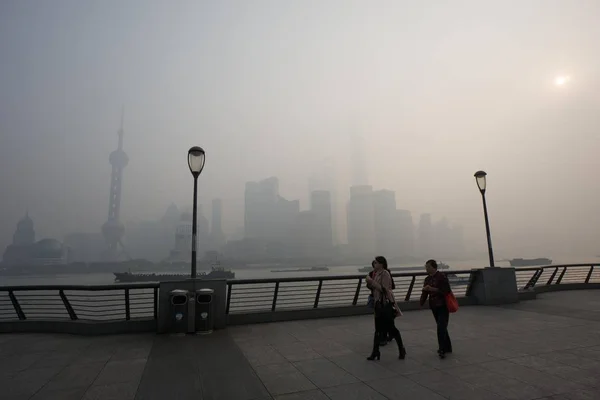 stock image Women visit the promenade on the Bund in heavy smog in Shanghai, China, 12 November 2014