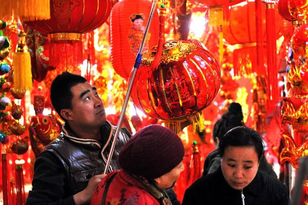 Chinesische Käufer Kaufen Rote Laternen Und Dekorationen Für Das Bevorstehende — Stockfoto