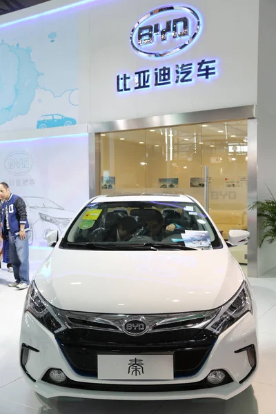 Los Visitantes Prueban Automóvil Eléctrico Byd Qin Durante Feria Internacional — Foto de Stock