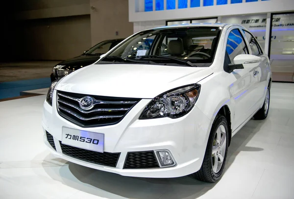 2014년 11일 충칭에서 자동차 쇼에서 Lifan 530 자동차가 전시되고 있습니다 — 스톡 사진