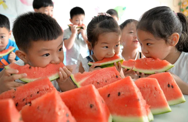 Crianças Chinesas Comem Melancias Para Marcar Liqiu Início Outono Calendário — Fotografia de Stock