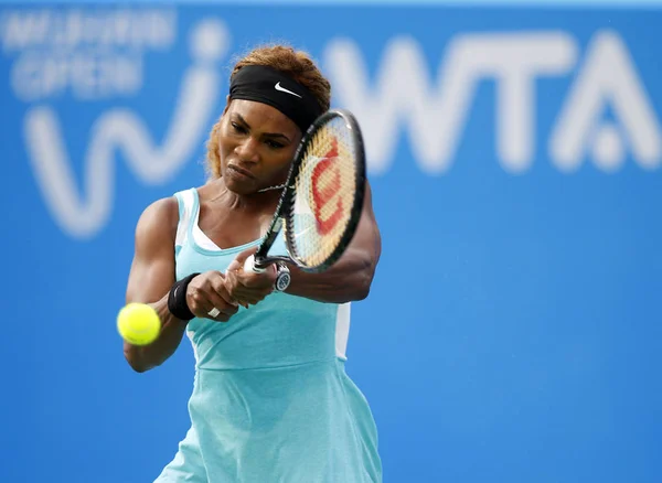 Serena Williams Stanach Zjednoczonych Zwraca Strzał Alize Cornet Francji Podczas — Zdjęcie stockowe