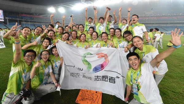 2014年8月25日 在中国江苏省东部南京市夏季青年奥运会期间 志愿者们在南京奥林匹克体育中心体育场举行告别晚会 摆姿势拍照 — 图库照片