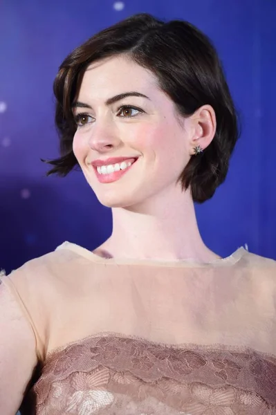 Americká Herečka Anne Hathaway Usmívá Během Tiskové Konference Pro Svůj — Stock fotografie