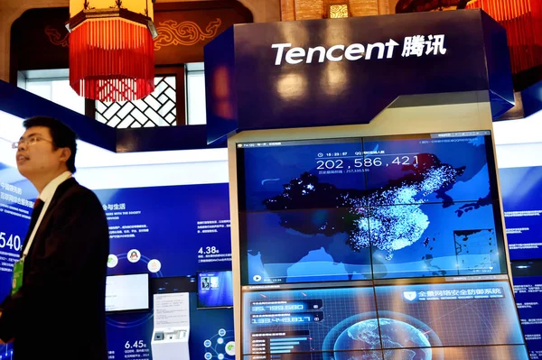 Gość Spacery Stoisku Tencent Podczas First World Internet Conference Wystawa — Zdjęcie stockowe