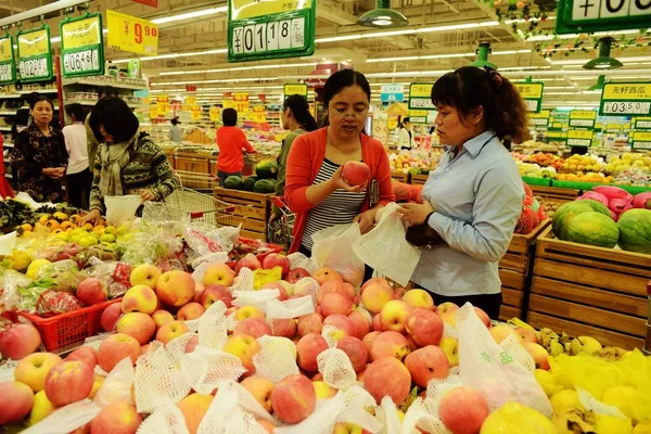 Clienti Cinesi Acquistano Frutta Supermercato Nella Città Qingdao Provincia Orientale — Foto Stock