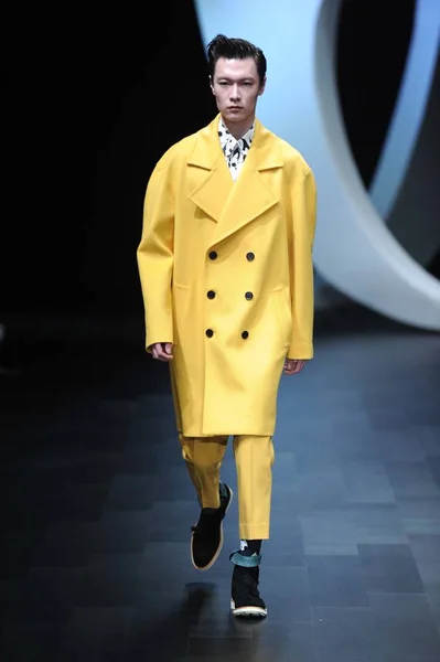 Bir Modeli Yeni Bir Yaratım Çin Moda Tasarımcısı Wang Yutao — Stok fotoğraf
