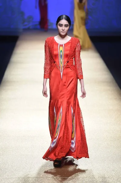 2014 베이징 2015 Xiuqin 패션쇼에서 디자이너 Xiuqin에 새로운 창조를 — 스톡 사진