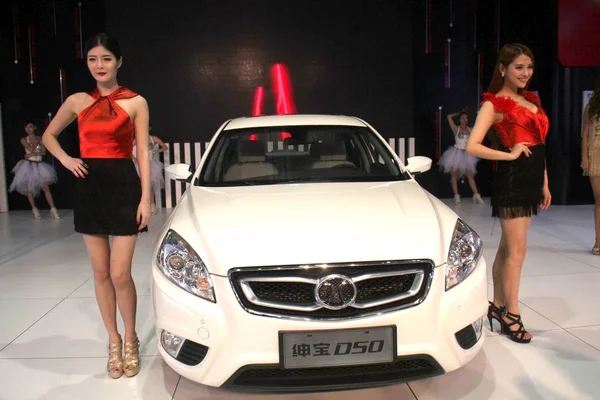 Models Pose Senova D50 Baic Motor 2014 Pudong International Automotive — Stock Photo, Image