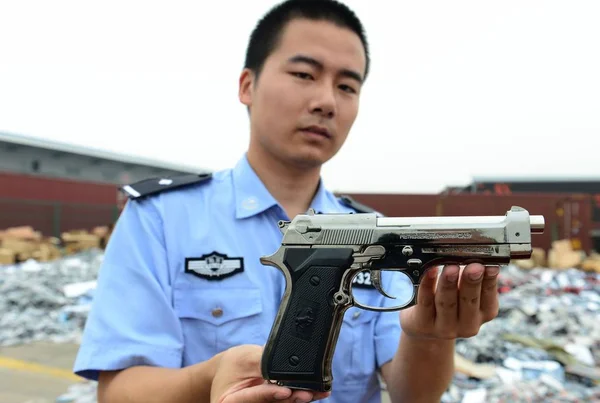 Policial Chinês Mostra Uma Arma Imitação Ser Destruída Cidade Jinhua — Fotografia de Stock