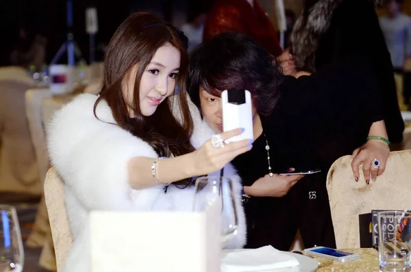 File Chinese Internet Celebrity Guo Meimei Left Takes Selfies Guest — Stock Photo, Image