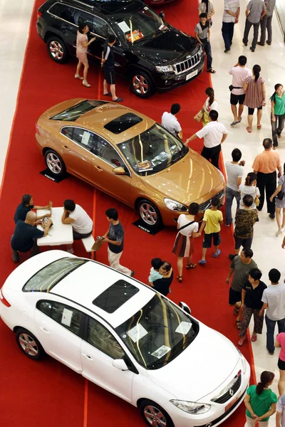 2011年8月27日 在中国中部湖北省向阳市的一家商场购物节期间 游客们在购物节期间看到汽车 — 图库照片