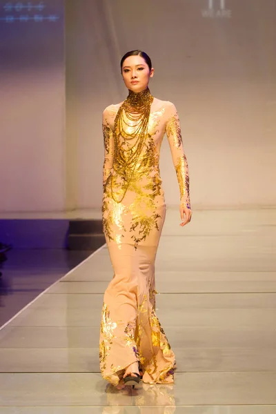 Model Wyświetla Nowe Stworzenie Podczas Pokazu Mody Beijing Institute Fashion — Zdjęcie stockowe