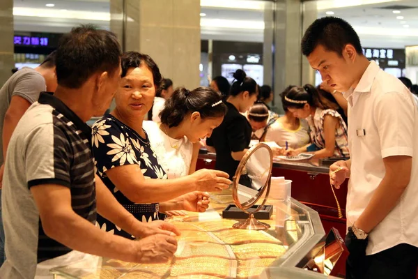 Clientes Chineses Compram Ornamentos Ouro Uma Joalharia Cidade Xuchang Província — Fotografia de Stock