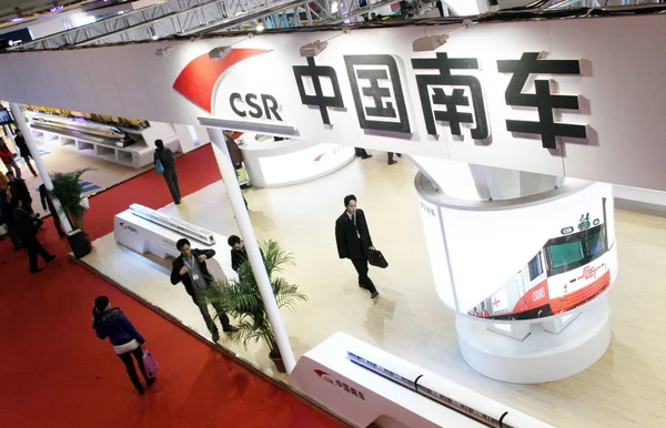 Fil Människor Besöker Monter Csr China South Locomotive Och Rullande — Stockfoto