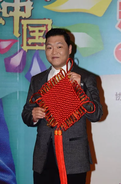 2013年1月31日 韩国歌手朴在生 Psy 在中国上海举行的龙腾电视春节联欢晚会新闻发布会上展示了一个红色的中国结 — 图库照片