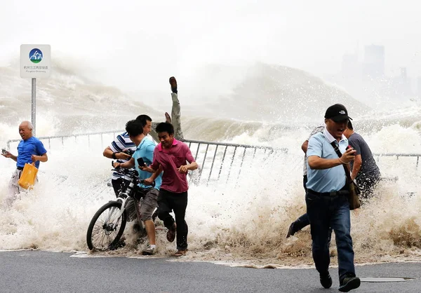Chinese Bezoekers Lopen Weg Als Vloedgolven Boven Oever Van Qiantang — Stockfoto