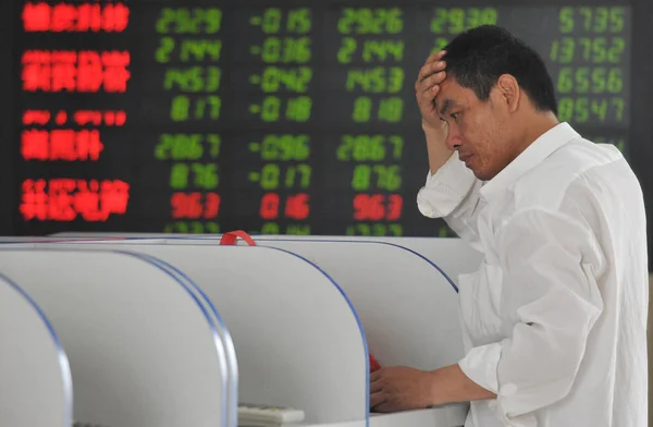 Zainteresowany Chiński Inwestor Poglądów Cen Akcji Czerwony Wzrost Cen Zielone — Zdjęcie stockowe