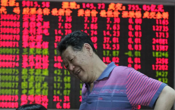 Egy Kínai Befektető Mosolyog Ahogy Nézi Ára Részvények Piros Árak — Stock Fotó