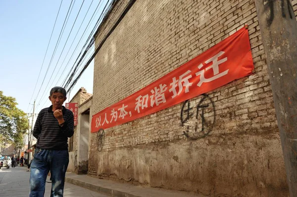 Gyalogos Séta Elmúlt Régi Házakat Hogy Lebontották Nyomornegyed Lanzhou Város — Stock Fotó