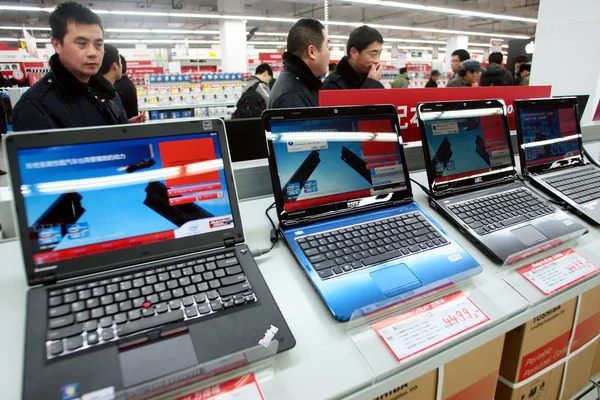 Kunden Kaufen Laptop Computer Einem Media Markt Geschäft Shanghai China — Stockfoto