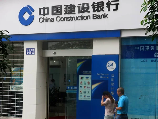 Gyalogosok Járni Elmúlt Fióktelepe Kína Építőipari Bank Ccb Chongqing Kína — Stock Fotó