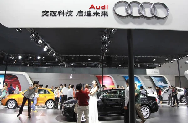 Pessoas Visitam Stand Audi Durante Xii Exposição Internacional Automóveis Nanjing — Fotografia de Stock