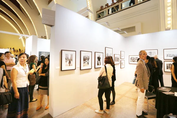 Visitantes Chineses Estrangeiros Olham Para Fotografias Peter Fetterman Gallery Collection — Fotografia de Stock