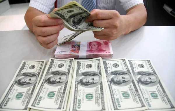 Empleado Cuenta Los Billetes Dólar Estadounidense Yuan Del Rmb Renminbi —  Fotos de Stock