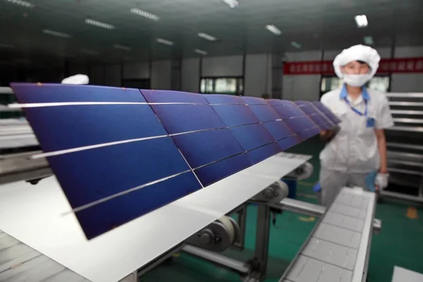 Una Lavoratrice Cinese Controlla Produzione Celle Fotovoltaiche Pannelli Solari Esportare — Foto Stock