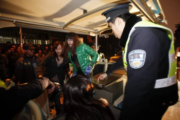 Prostitutas Rua Que São Verdade Ladyboys São Constrangidos Por Policiais — Fotografia de Stock
