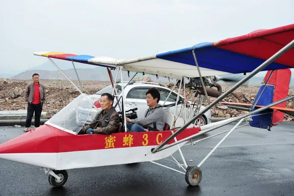 Συνταξιούχος Κινέζος Γιατρός Jin Shaozhi Αριστερά Ξεκινά Κινέζικο Αεροπλάνο Του — Φωτογραφία Αρχείου