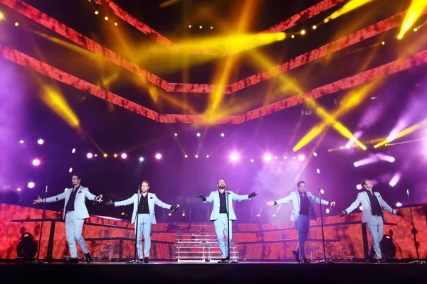 2013年6月8日 美国流行乐队 后街男孩 在中国广东省东南部广州举行的世界巡演音乐会上表演 — 图库照片