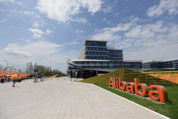 Menschen Besuchen Das Neu Errichtete Bürogebäude Der Alibaba Group Alibaba — Stockfoto