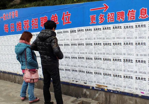 Candidatos Emprego Olhar Para Anúncios Emprego Mercado Trabalho Cidade Yichang — Fotografia de Stock