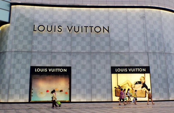 Пешеходы Проходят Мимо Бутика Louis Vuitton Louis Vuitton Moet Hennessy — стоковое фото