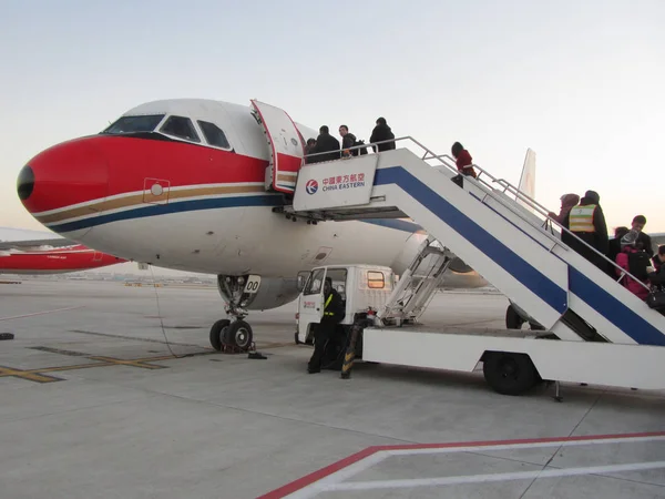 Passageiros Embarcam Avião China Eastern Airlines Aeroporto Internacional Hongqiao Xangai — Fotografia de Stock