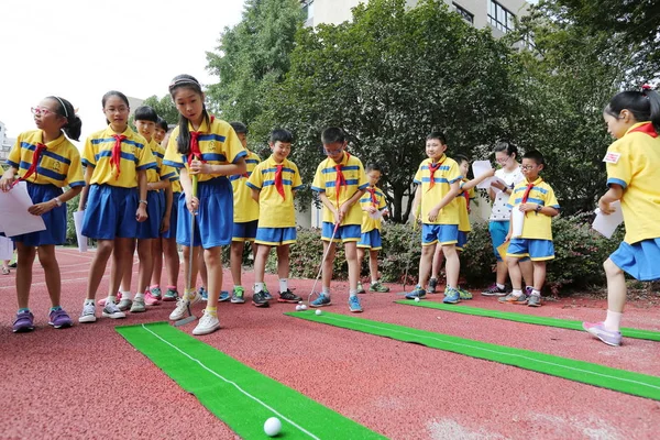 Junge Chinesische Studenten Spielen Ersten Tag Des Neuen Semesters Der — Stockfoto